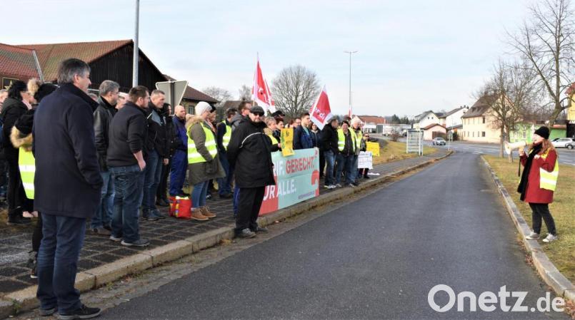 Zivilbeschäftigte bei Verdi-Kundgebung an Tor 3. Bild: rgr