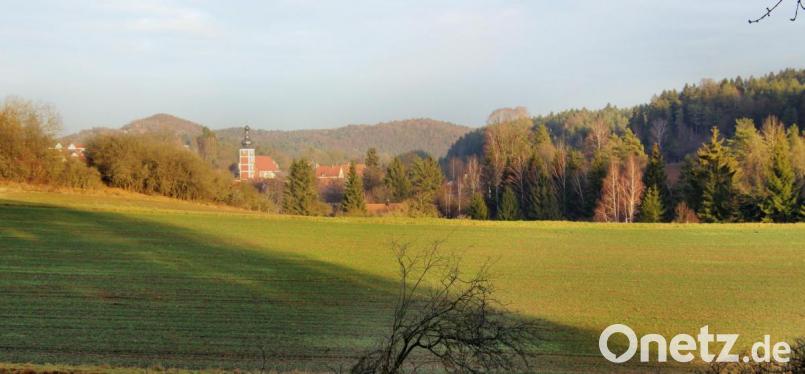 Etzelwang und Penzenhof rücken näher zusammen. Auf dieser Fläche im Vordergrund - bekannt unter dem Flurnamen Feil - möchte die Gemeinde ein neues Baugebiet erschließen. Bild: ds
