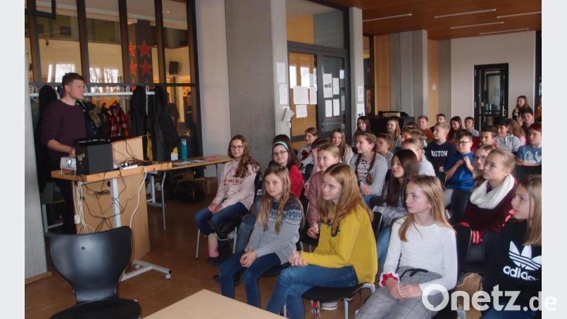 Eine Lesung mit zusätzlichen Sachinformationen anhand von Bildern zur Geschichte der DDR steht bei zwei sechsten Klassen auf dem Lehrplan. Lehrer Klaus Ginglseder (links) und seine Kollegin Isabella Beyer haben die besondere Unterrichtsstunde vorbereitet. Bild: exb/Gymnasium Eschenbach