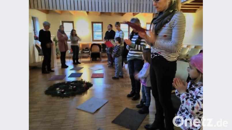 Im gemeinsamen Beten stimmte man sich adventliche ein. Bild: mma