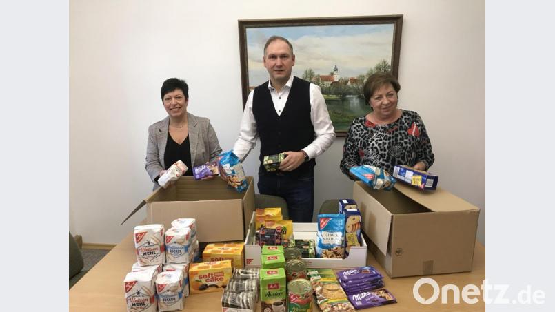 Ulla und Richard Kammerer sowie Rita Steiner (von links) packen weitere Päckchen für Manteler Familien. Bild: sei