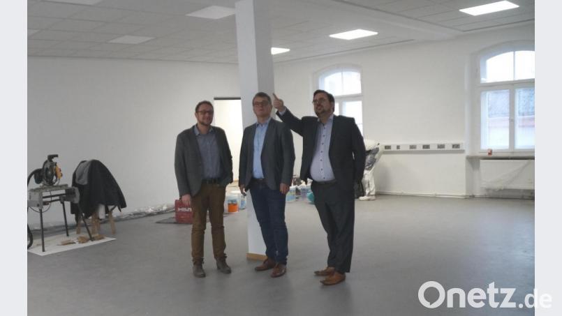 Investor Fabian Biersack (rechts) von der Biersack und Grenzer Vertriebs GbR führte zusammen mit Diplomingenieur Wolfgang Vetter (links) Bürgermeister Martin Birner durch das moderne Bürogebäude. In dem Großraumbüro und weiteren Büros werden 20 Mitarbeiter tätig sein. Bild: weu