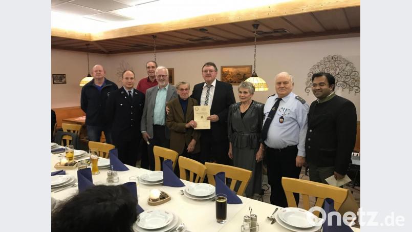 Bürgermeister Hans-Martin Schertl (Vierter von rechts) und Pater Robin Xavier (rechts) überbringen zusammen mit den Vertretern vieler Sorghofer Vereine dem Jubilar Wolfgang Specht (Mitte) die Glückwünsche. Bild: Stefanie Gradl