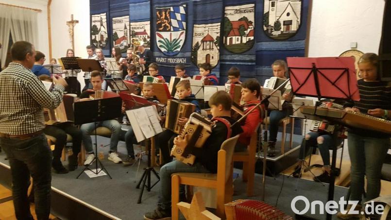 Das große Ensemble spielt Weihnachtsklassiker. Bild: gi