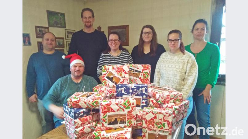 Pakete packen war bei den Jusos, der AsF und der SPD angesagt. Anschließend machen sich die Helfer auf den Weg zu den Mitbürgern. Bild: nm
