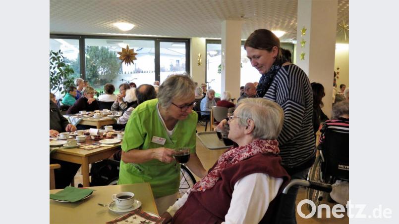 Jede Seniorin und jeder Senior wurde liebevoll nach seinen Wünschen an Essen und Trinken gefragt. Bild: ubb