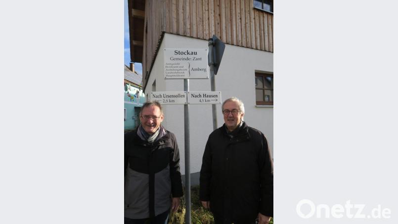 Heimatpfleger Josef Schmaußer (links) und Bürgermeister Franz Mädler vor dem historischen Ortsschild in Stockau. Bild: Verena Sägenschnitter