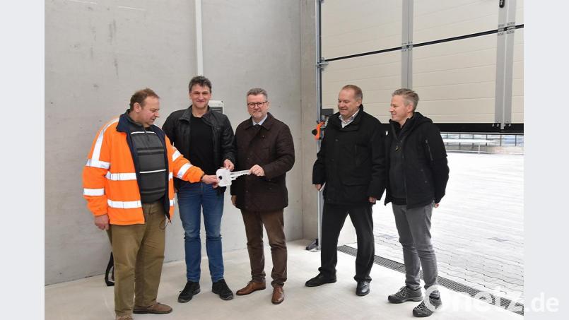 Schlüsselübergabe für die Fahrzeughallen mit (von links) Klaus Herbst, Martin Kunert, Bürgermeister Michael Göth, Manfred Lubrich und Markus Hofmann. Bild: ANDREAS ROYER