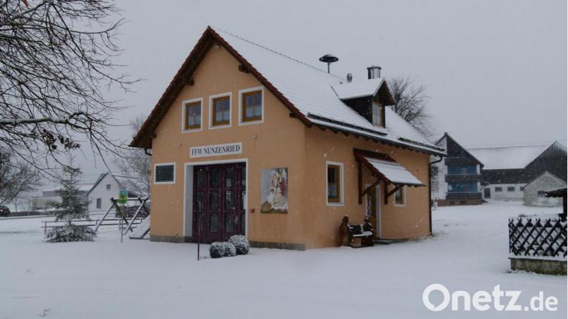 Das Feuerwehrhaus Nunzenried wird als letztes Gerätehaus im Stadtgebiet mit einem Sektionaltor ausgestattet. Bild: bgl