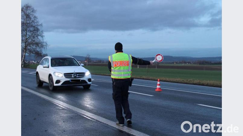 Ein Beamter bei den Fahndungskontrollen an der B15. Bild: sfo