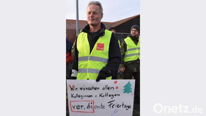 Zivilbeschäftigte bei Verdi-Kundgebung an Tor 3. Bild: rgr