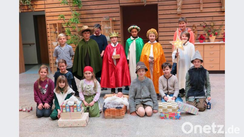 Viel Beifall erhielten die Schüler der Klasse 4a von den Heimbewohnern für ihr besinnliches Weihnachtsspiel. Bild: jzk