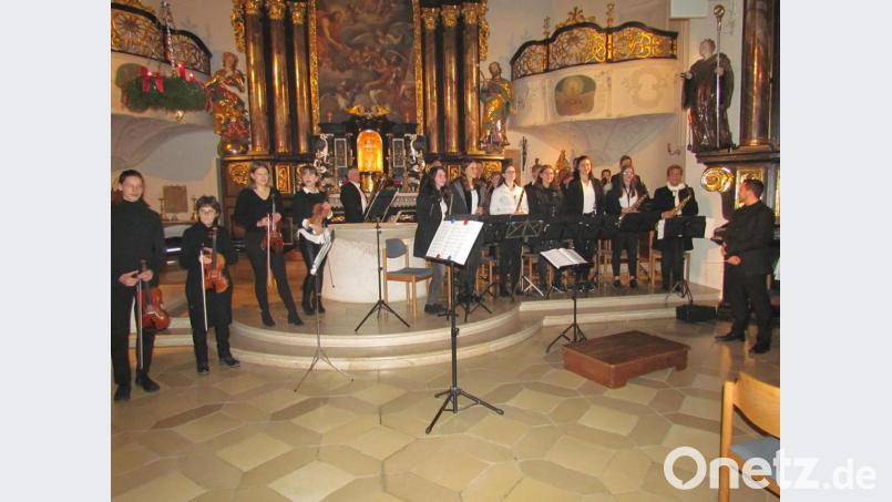 Das Blasorchester mit dem Geigen-Ensemble unter Leitung von Rene Bauer (rechts) glänzen ebenfalls. Bild: is