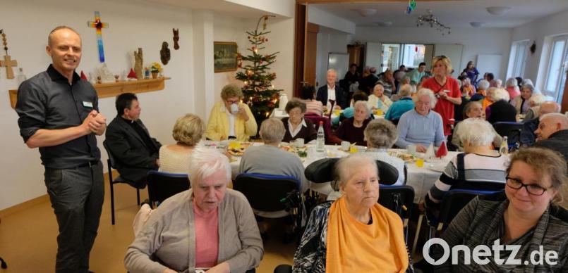 Heimleiter Carsten Fischer (stehend ) ist für alle Hilfe und Unterstützung dem Heim gegenüber dankbar. Bild: le