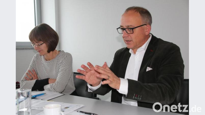 Michael Braun, Geschäftsführer des Tourismusverbandes Ostbayern, und Pressereferentin
Ulrike Eberl-Walter im Redaktionsgespräch. Bild: jrh