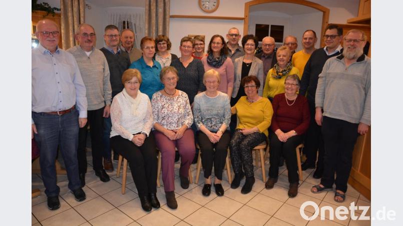 Jahrzehntelang treue Kirchenchorsänger ehrte die Pfarrgemeinde St. Laurentius Konnersreuth im Rahmen einer Feierstunde. Unser Bild zeigt die geehrten Kirchenchorsänger, mit (von rechts) Pater Benedikt Leitmayr, Chorleiter Matthias Schraml, Kirchenpfleger Otto Hofmann, sowie Pfarrgemeinderatssprecher Richard Härtl (Achter von rechts). Bild: jr