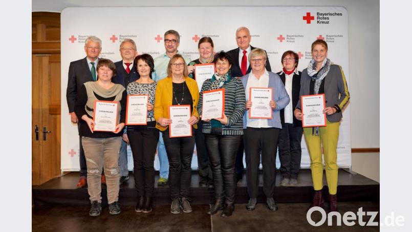 Auch Amberg-Sulzbach war bei den BRK-Ehrungen vertreten (vorn, von links): Silvia Kerschensteiner, Michaela Haller, Monika Graf, Astrid Geitner, Lydia Brand, Sabine Bogner und Monika Breunig sowie (hinten, von links) Theo Zellner, Gerd Geismann, Joachim Lösch, Kunigunda Lappert und Leonhard Stärk. Bild: BRK