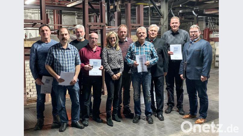 Die geehrten Mitarbeiter der Glashütte mit Cornelia Maurer und Rainer Schmitt. Von links Jürgen Langenbach, Josef Zapf, Konrad Thoma, Werner Schröpf, Cornelia Maurer, Wenzel Riederer, Roland Vogl, Gerhard Ulm, Robert Christ und Rainer Schmitt. Bild: exb