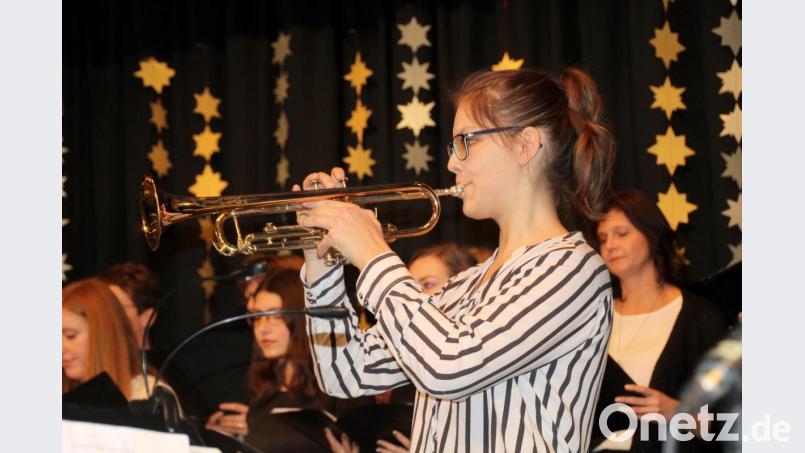 Antonia Raab (9c) begleitet die Sänger auf der Trompete Bild: Schönberger, Ferdinand [fsb]