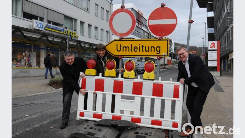 Mit Oberbürgermeister Michael Cerny (rechts) räumten Gewerbebau-Geschäftsführer Karlheinz Brandelik (links) und Prokurist Werner Pettinger (Zweiter von links) an der Emailfabrikstraße die Baken und Sperrschilder beiseite. Bild: gf
