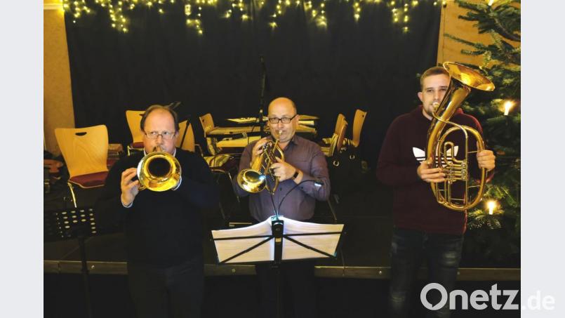 Die Bläsergruppe mit Reiner Retzer, Lucky Lindner und Lukas Groher (von links) geht mit Hirtenliedern auf Herbergssuche. Bild: do