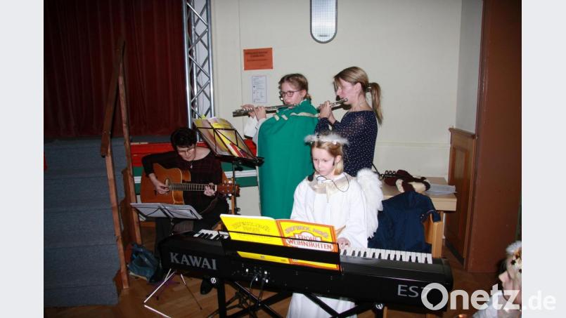Musikalisch umrahmt wurde das Krippenspiel von Monika Prüll, Hannah Bächer, Karin Gerolstein und (vorne) Sophia Bächer. Bild: wro