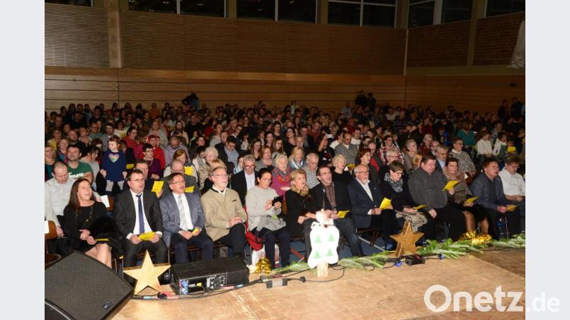 Den Liedtext in der Hand, singen alle Gäste gemeinsam &quot;Alle Jahre wieder&quot; zum Abschluss des &quot;glitzernden Dezemberabends&quot; der Grund- und Mittelschule Windischeschenbach. Bild: bey