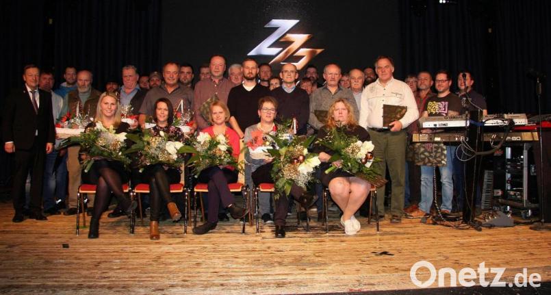 Für ihre Treue zur Ziegler-Group wurden 31 Mitarbeiter ausgezeichnet. Dankbar für das Geleistete wurde zudem 4 Ziegler-Beschäftigte in den Ruhestand verabschiedetet. Seniorchef Wilhelm Ziegler (links) und Geschäftsführer Stefan Ziegler (Sechster von rechts) bedankten sich bei allen. Bild: wro