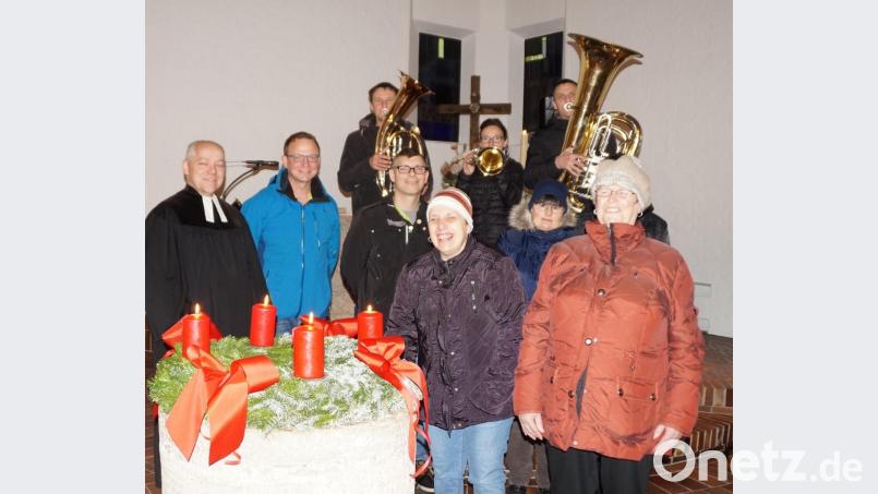 Mit viel Freude sangen und beteten die Bewohner der Loew-Heime bei ihrer Adventsandacht, die Silvio Simon (Zweiter von links) gemeinsam mit Pfarrer Schlinke vorbereitet hatte. Stefanie, Christian und Michael Niebauer (Hintergrund) umrahmten die Andachten musikalisch. Bild: weu