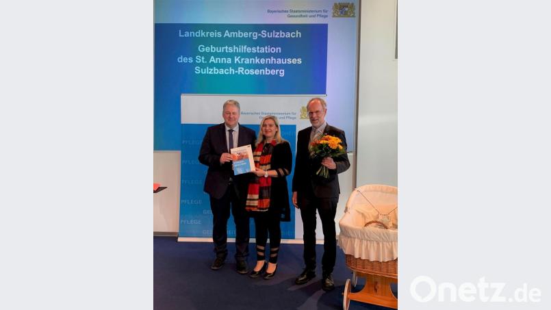 Staatsministerin Melanie Huml übergibt den Förderbescheid an Landrat Richard Reisinger (links) und Vorstand Klaus Emmerich. Bild: Baumann