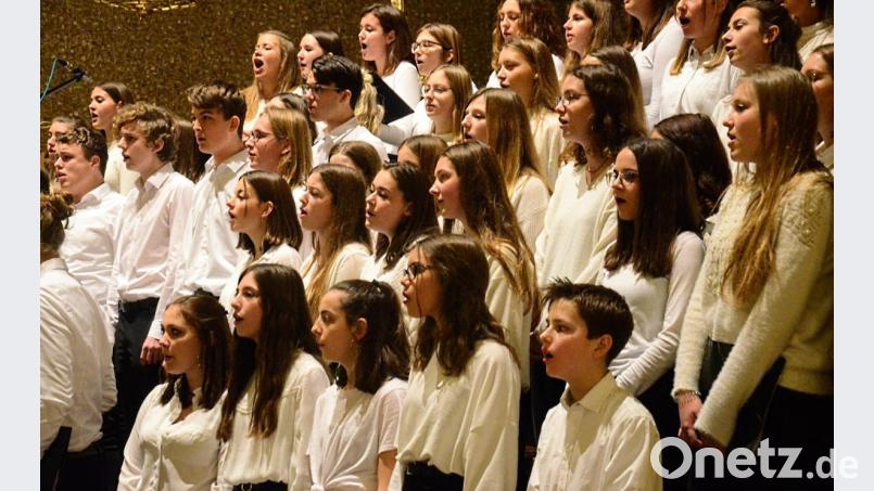 Immer wieder ein Genuss: Kammerchor, Unterstufenchor und Orchester gemeinsam bei &quot;Adeste Fideles&quot;. Bild: Kunz