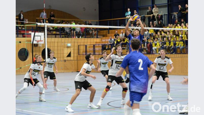 Die Franzosen (blaue Trikots) verstanden sich gut mit ihren deutschen Kollegen, waren zusammen im Trainingslager. Nur am Netz schenkten sie sich nichts. Bild: brü