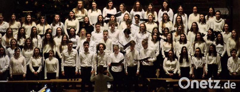 Immer wieder ein Genuss: Kammerchor, Unterstufenchor und Orchester gemeinsam bei &quot;Adeste Fideles&quot;. Bild: Kunz