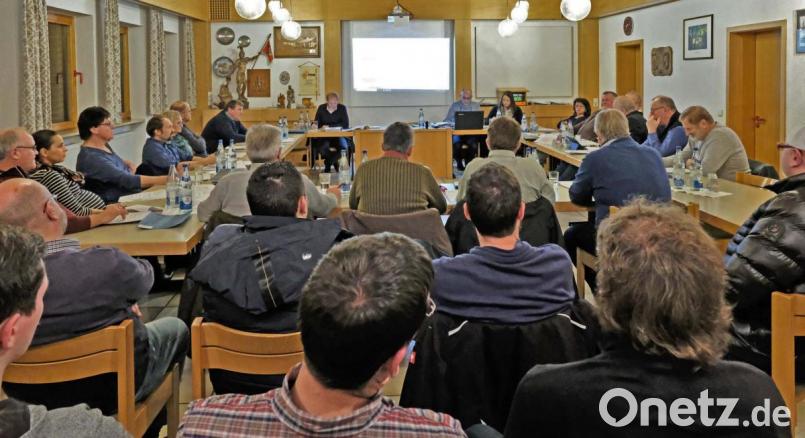 Der Schulungsraum der Feuerwehr war bei der öffentlichen Markratssitzung bis auf den letzten Platz gefüllt. Bild: twi