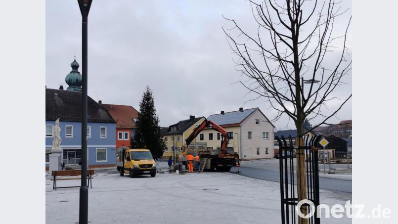 Ein Lkw hinterließ am Tillplatz beim Wenden deutliche Reifenspuren. Drei Granitblöcke sollen dies nun verhindern. Bild: gz