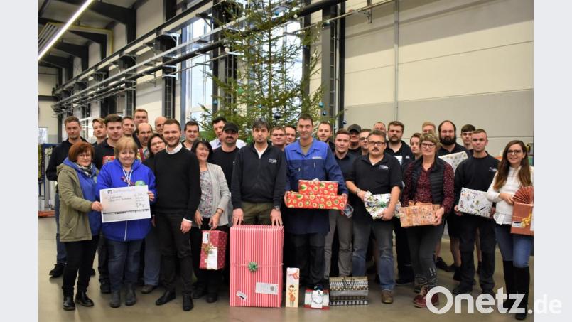Die Mitarbeiter der Firma Zechmayer unterstützen die Bescherungskaktion des Bürgervereins Städtedreiec und machen dabei 35 Jungen und Mädchen glücklich. Bild: rgr