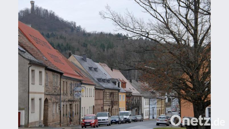 Die Stadt will für den Erhalt der markanten Bausubstanz am Marktplatz ein kommunales Förderprogramm auflegen. Grundlage dafür ist eine Gestaltungsfibel, mit der den Sanierungs- und Bauwilligen ein Leitfaden zum Erkennen, Bewerten, Bewahren und Entwickeln von stadtbildprägenden Elementen an die Hand gegeben wird. Bild: ow