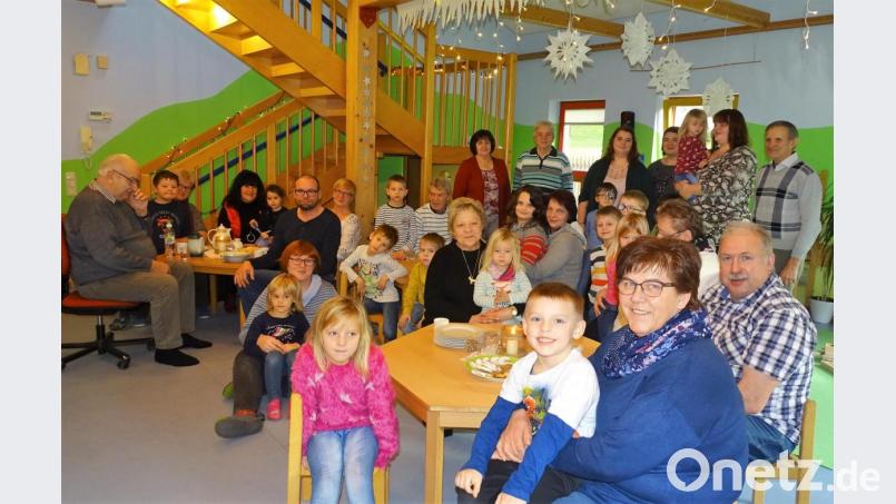Vergnügliche Stunden verbrachten die Mädchen und Buchen zusammen mit ihren Großeltern im Kindergarten St. Anna. Bild: hl
