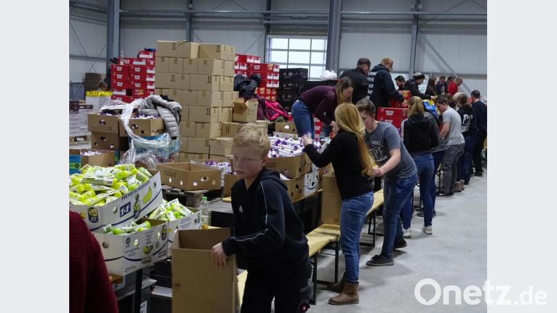 Für die Weihnachtstrucker-Aktion sind jede Menge Kartons gepackt worden. Bild: Houschka