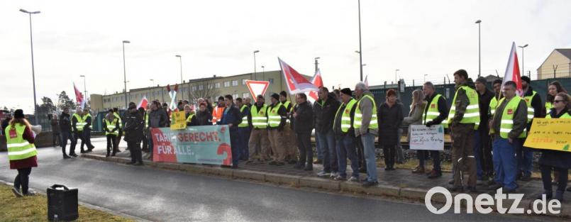 Zivilbeschäftigte bei Verdi-Kundgebung an Tor 3. Bild: rgr