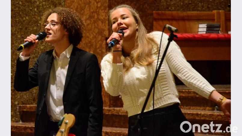 Michaela Nowak und Vincent Poschenrieder sangen fehlerfrei und ergreifend auf Hawaiianisch den Aloha-State-Weihnachtsklassiker „Mele Kalikimaka“. Bild: Kunz
