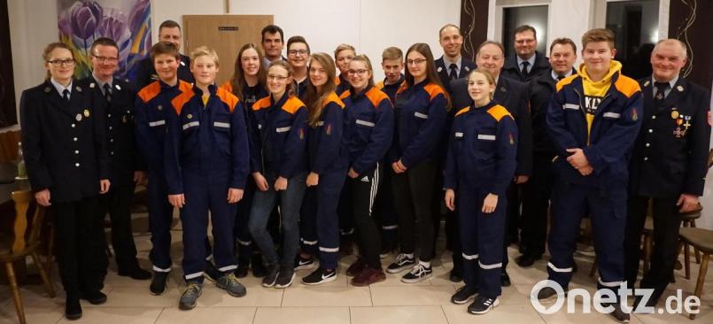 Der Wissenstest der jungen Feuerwehrleute aus Allersberg-Berghausen, Ransbach und Hohenburg ist die Grundlage der Feuerwehrausbildung. Den Jugendlichen gratulierten zur bestandenen Prüfung auch stellvertretender Bürgermeister Manfred Braun sowie die Kreisbrandmeister Alexander Graf und Helmut Braun von der Landkreisfeuerwehr. Bild: bö