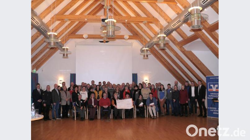Insgesamt 15.000 Euro bekommen die Vertreter von über 50 Vereinen, Verbänden und Institutionen der Geschäftsstellen Waldsassen, Neualbenreuth und Konnersreuth als finanzielle Zuwendung aus dem Gewinnspartopf der Volksbank-Raiffeisenbank Nordoberpfalz von stellvertretendem Regionalleiter Thorsten Meier (links) . Rechts im Bild Regionalleiter Tilo Scharnagl. Bild: kgg