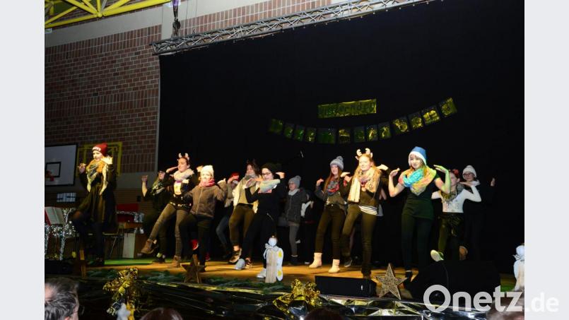 Den &quot;Christmas-Dance&quot; hatten die fünften bis neunten Klassen eingeübt. Bild: bey