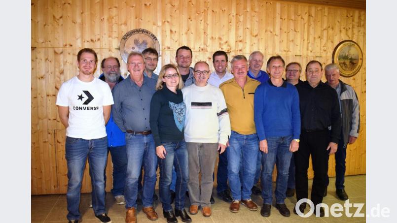 Der Fischereiverein hat eine neue Führungsriege gewählt. Vorsitzender bleibt Tim Jüntgen (Achter von links). Bild: oe