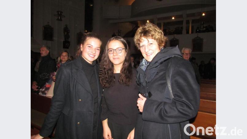 Luisa Gredl und Anne Dünzel zusammen mit ihrer Gesangslehrerin Uschi Steppert. Bild: is