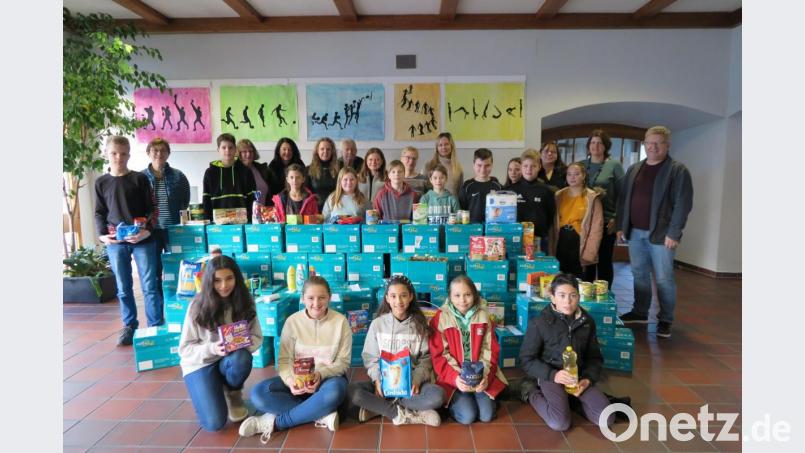 Realschuldirektor German Helgert (rechts) freute sich über die gemeinsame Weihnachtsaktion von Lehrern und Schülern für die Kemnather Tafel. Bild: jzk