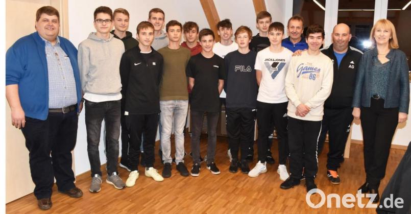 Die Spieler der erfolgreichen B-Jugend der SG Illschwang/Schwend im Illschwanger Rathaus mit Trainer Armin Gräml (Zweiter von rechts) und Betreuer Siegfried Heldrich (Vierter von rechts), sowie den beiden Bürgermeistern Brigitte Bachmann (rechts) und Dieter Dehling (links). Bild: no