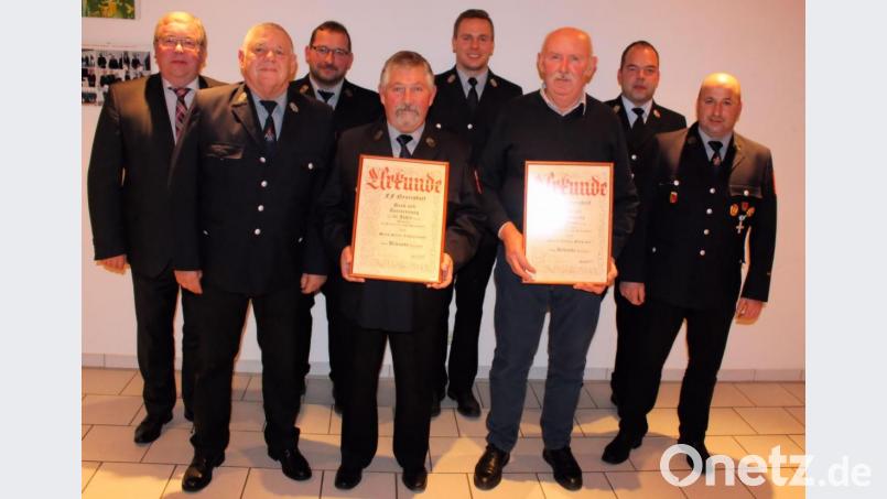 Dieter Zimmermann (Vierter von links) und Johann Schorner sen. (Dritter von rechts werden (von links) von Bürgermeister Josef Reindl, Vorsitzendem Helmut Böhm, Zweitem Kommandant Christian Heindl, Zweitem Vorsitzendem Stefan Böhm, Kreisbrandmeister Marco Weiß und Kommandant Berthold Heindl für ihre langjährige Treue zur Feuerwehr Neuersdorf ausgezeichnet. Bild: ads