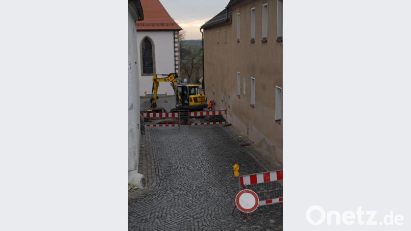 Für mehrere Tage musste die Engstelle der Kreisstraße vor der Kirche gesperrt werden. Hier hat ein defekter Kanal eine Fahrbahnabsenkung verursacht. Bild: ow